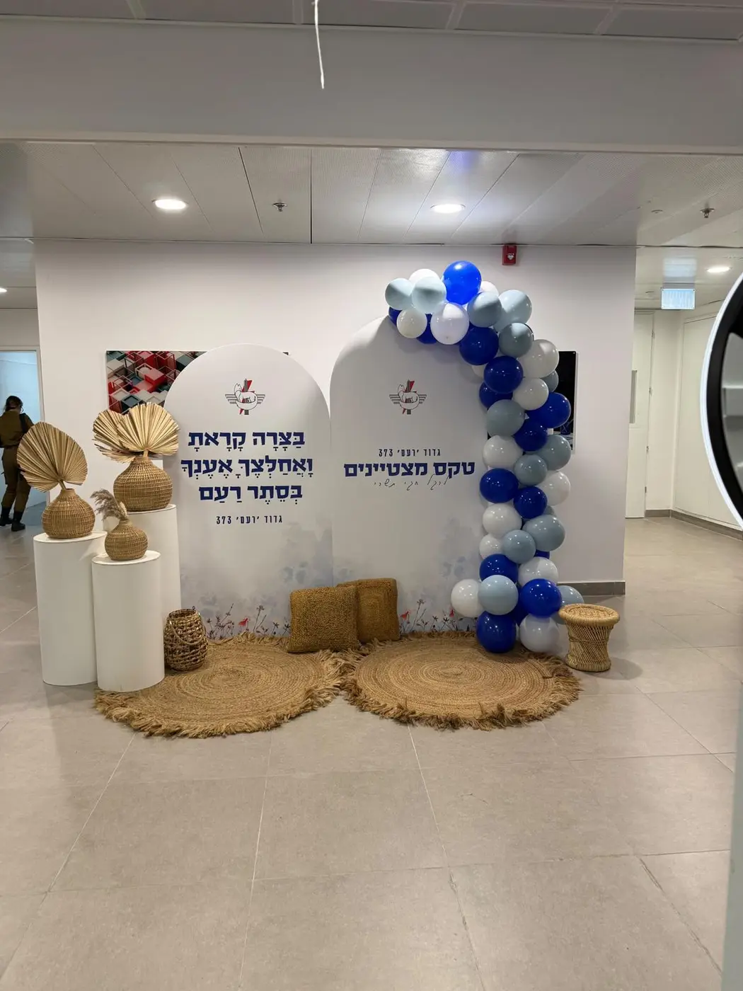 הפקה, הזמנות ומיתוג